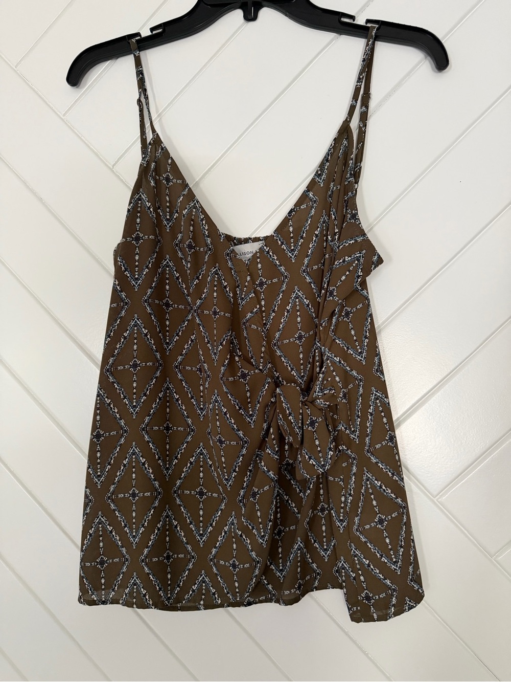 Evereve Allison Joy Brown Printed V-Neck Spaghetti Strap Top